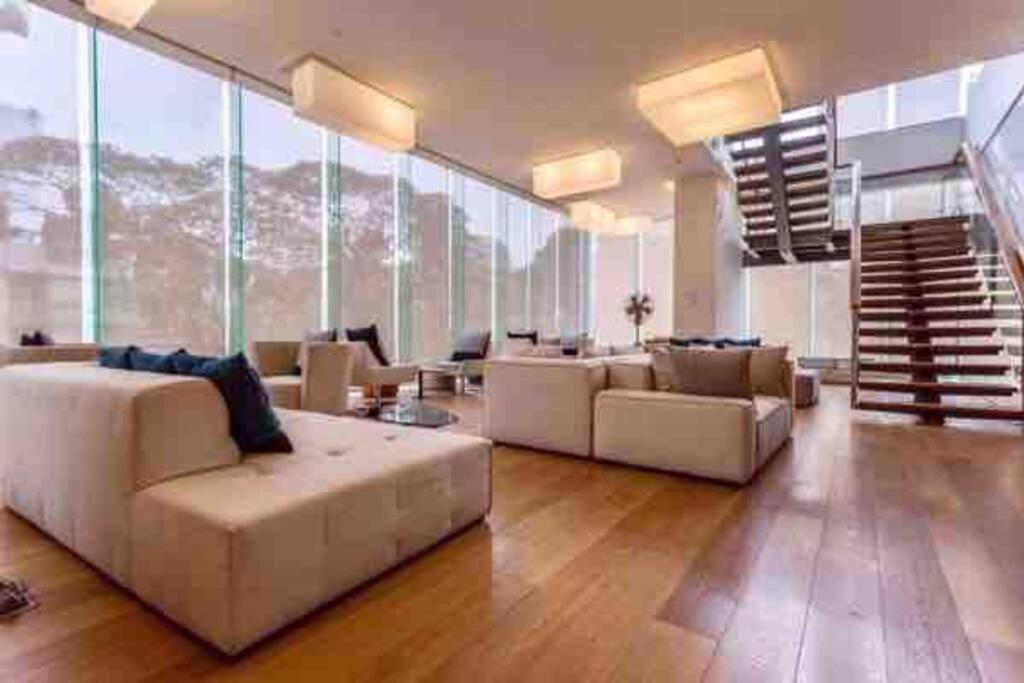 Luxurious In Prime Area