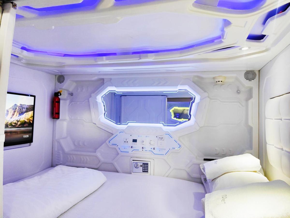 Hostel Met A Space Pod @phrom Phong Bangkok