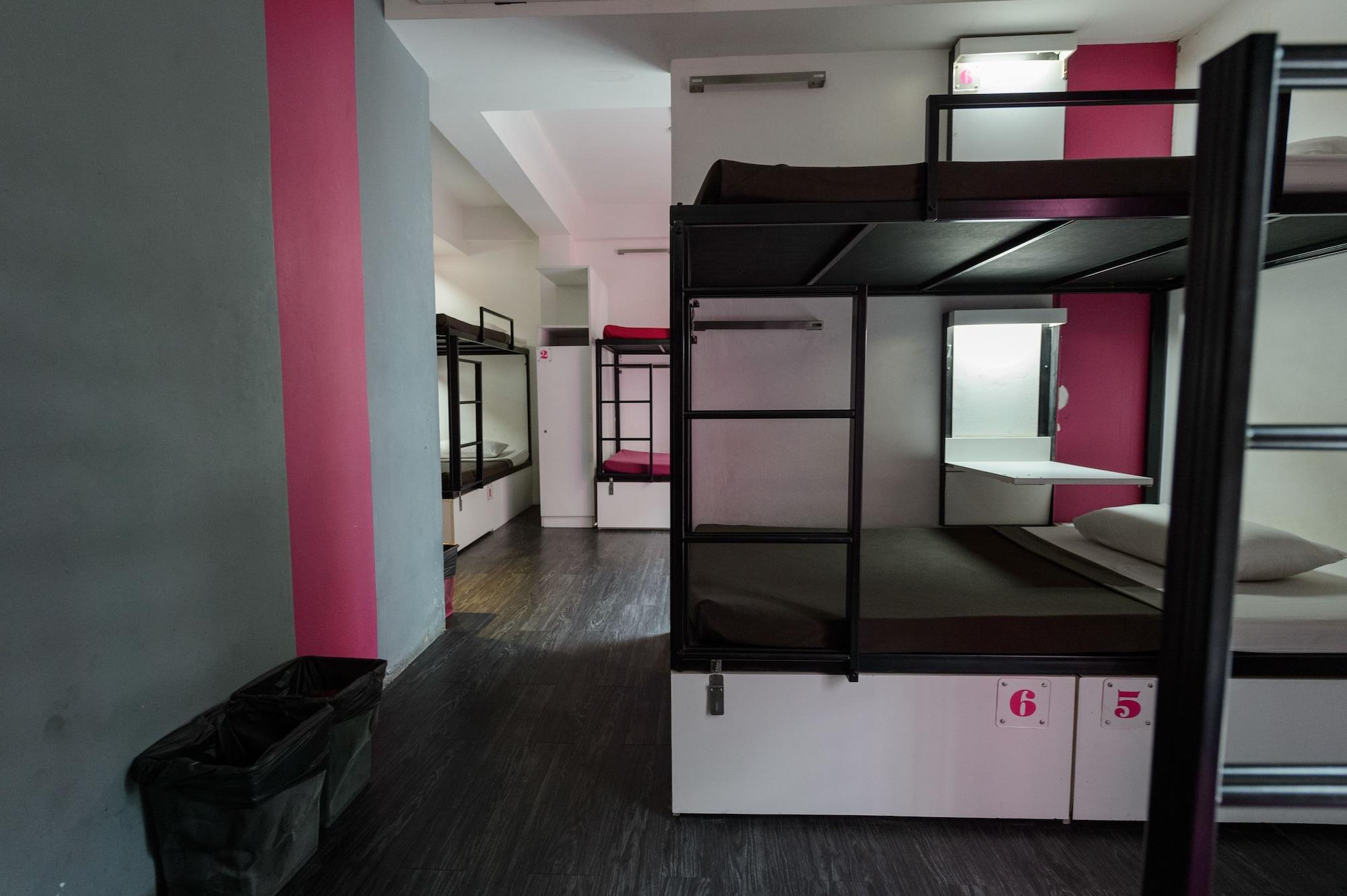 Cheqinn - Sukhumvit 4 Nana Plaza *