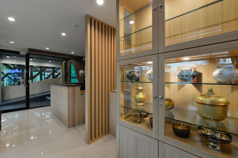 Siri Ratchada Hotel 3*