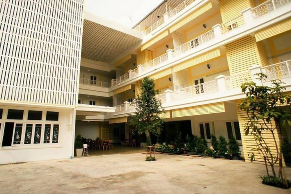 Sri Krungthep Hotel 2*