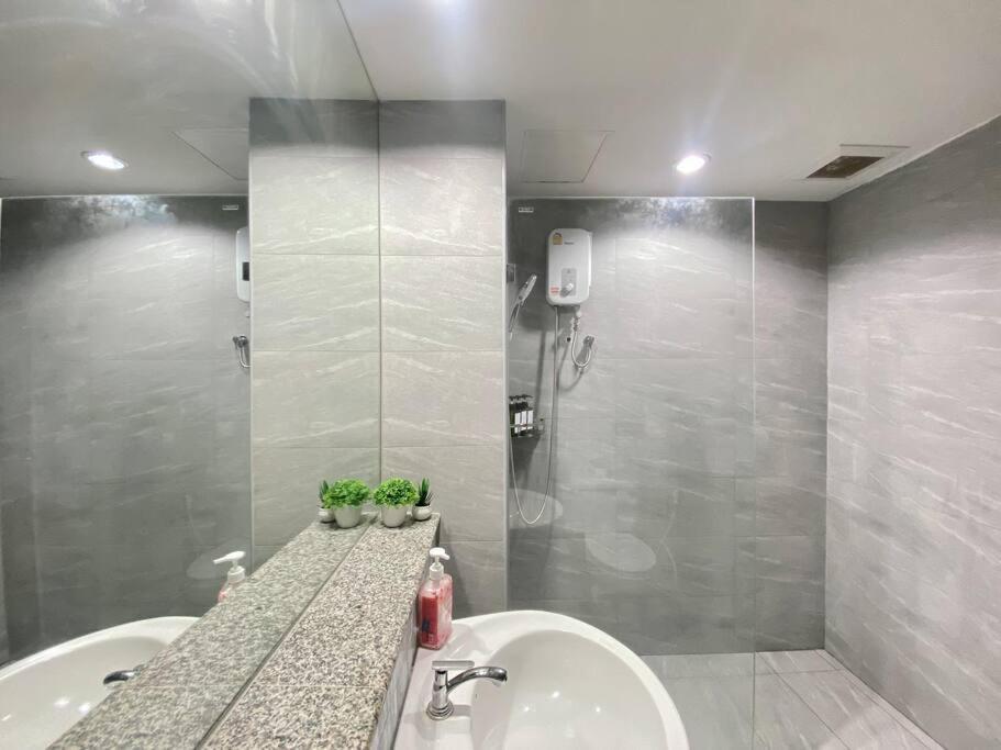 Baan Nonzee Kingsize Bed Big In Sathorn Apartment