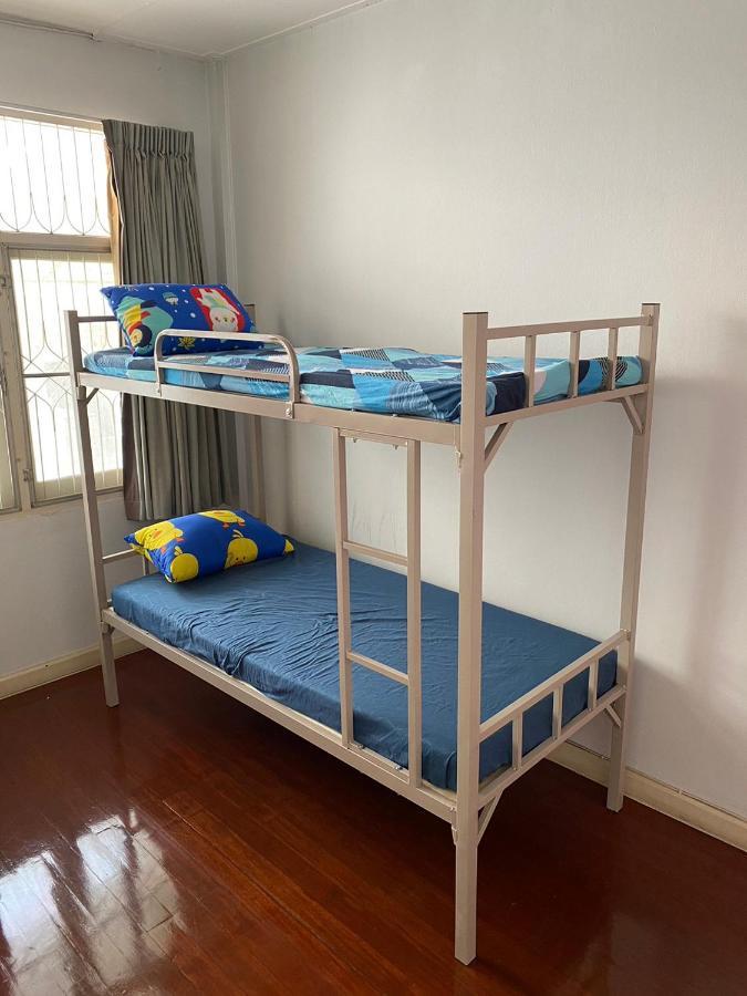 Hostel Sura Near Mrt Phra Ram 9