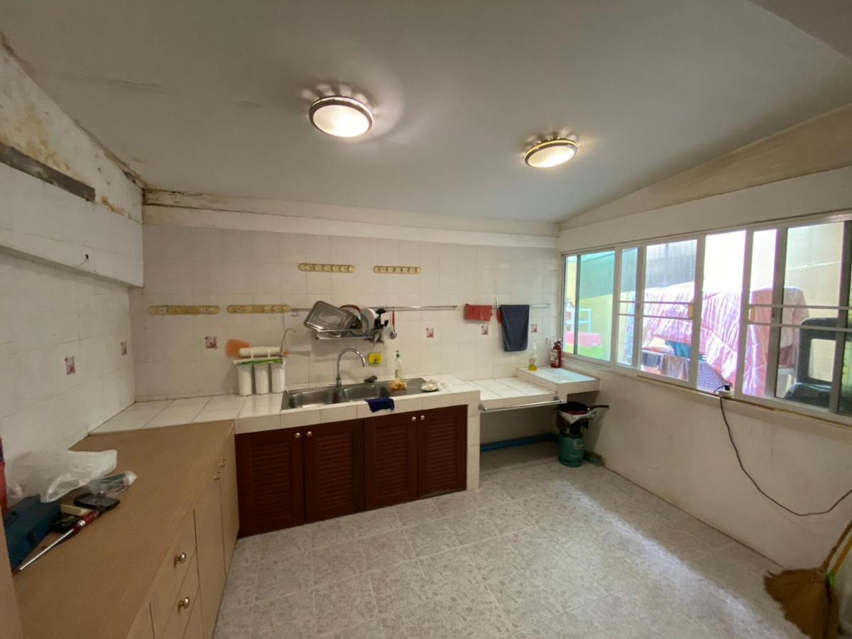 Sura Near Mrt Phra Ram 9 Hostel