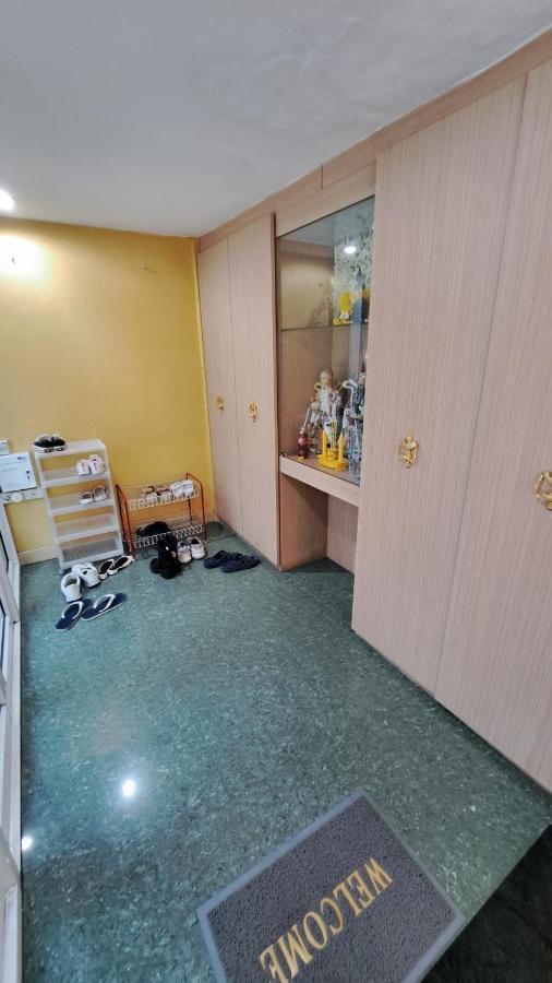Sura Near Mrt Phra Ram 9 Hostel *