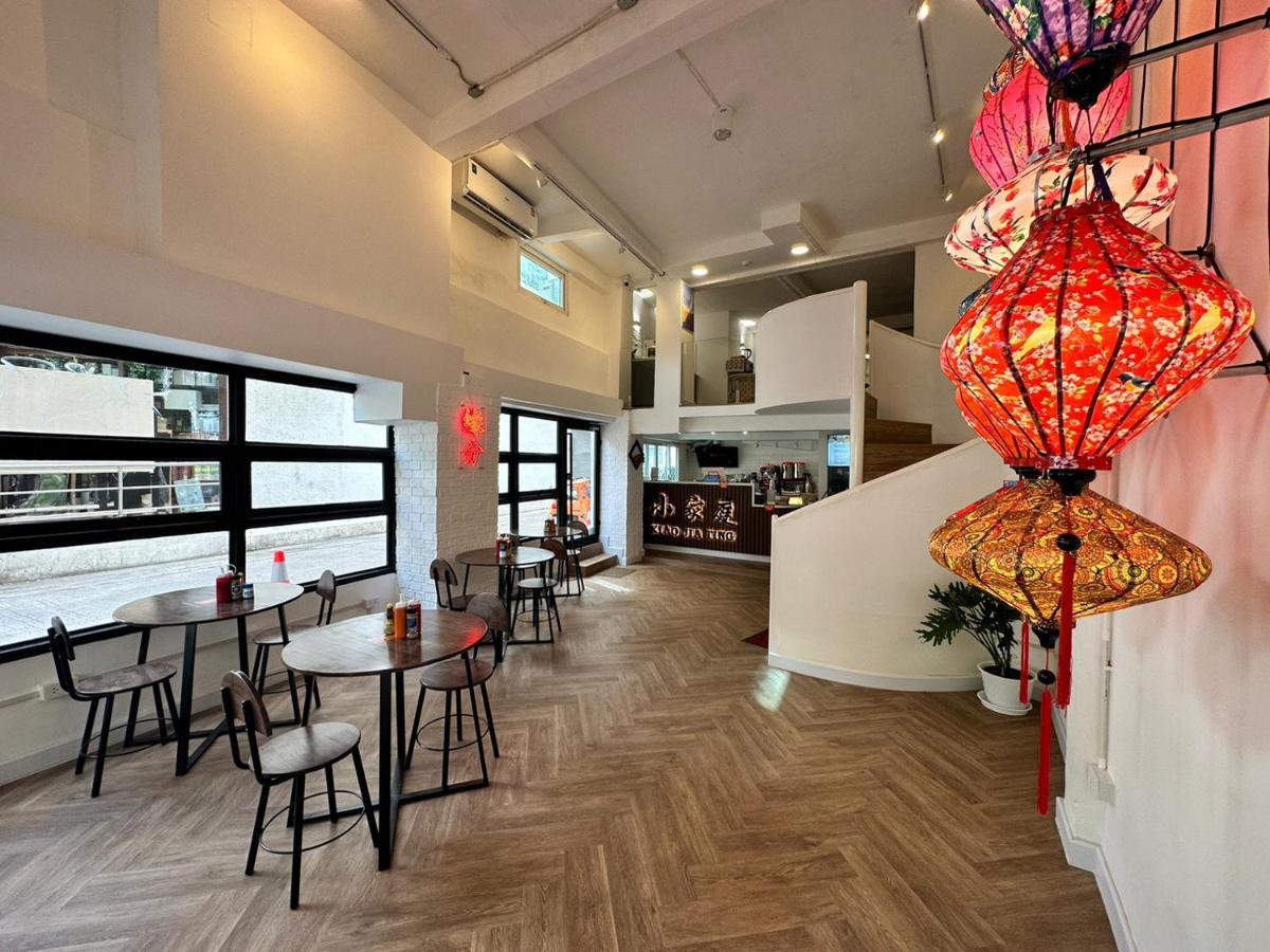 The White Den Sukhumvit 44 Hostel