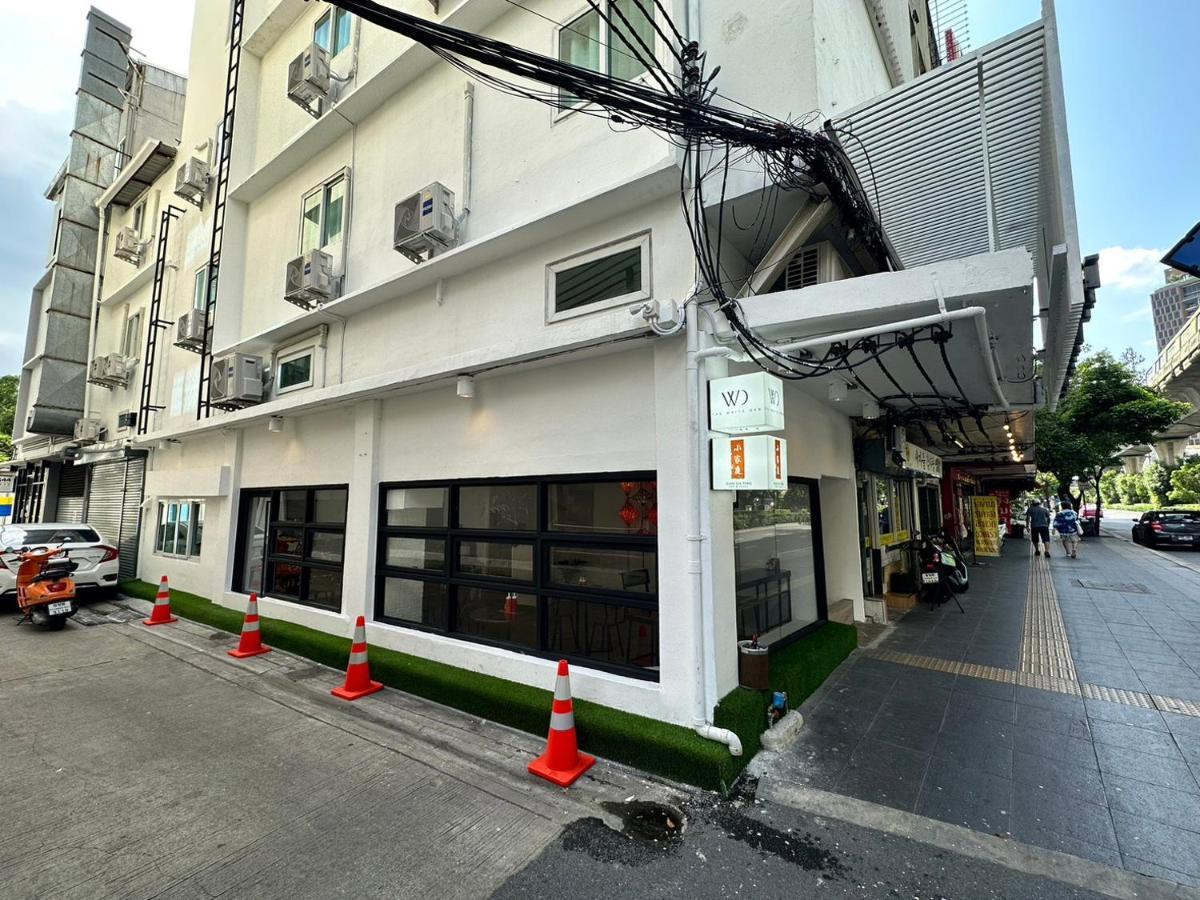 The White Den Sukhumvit 44 Hostel Bangkok