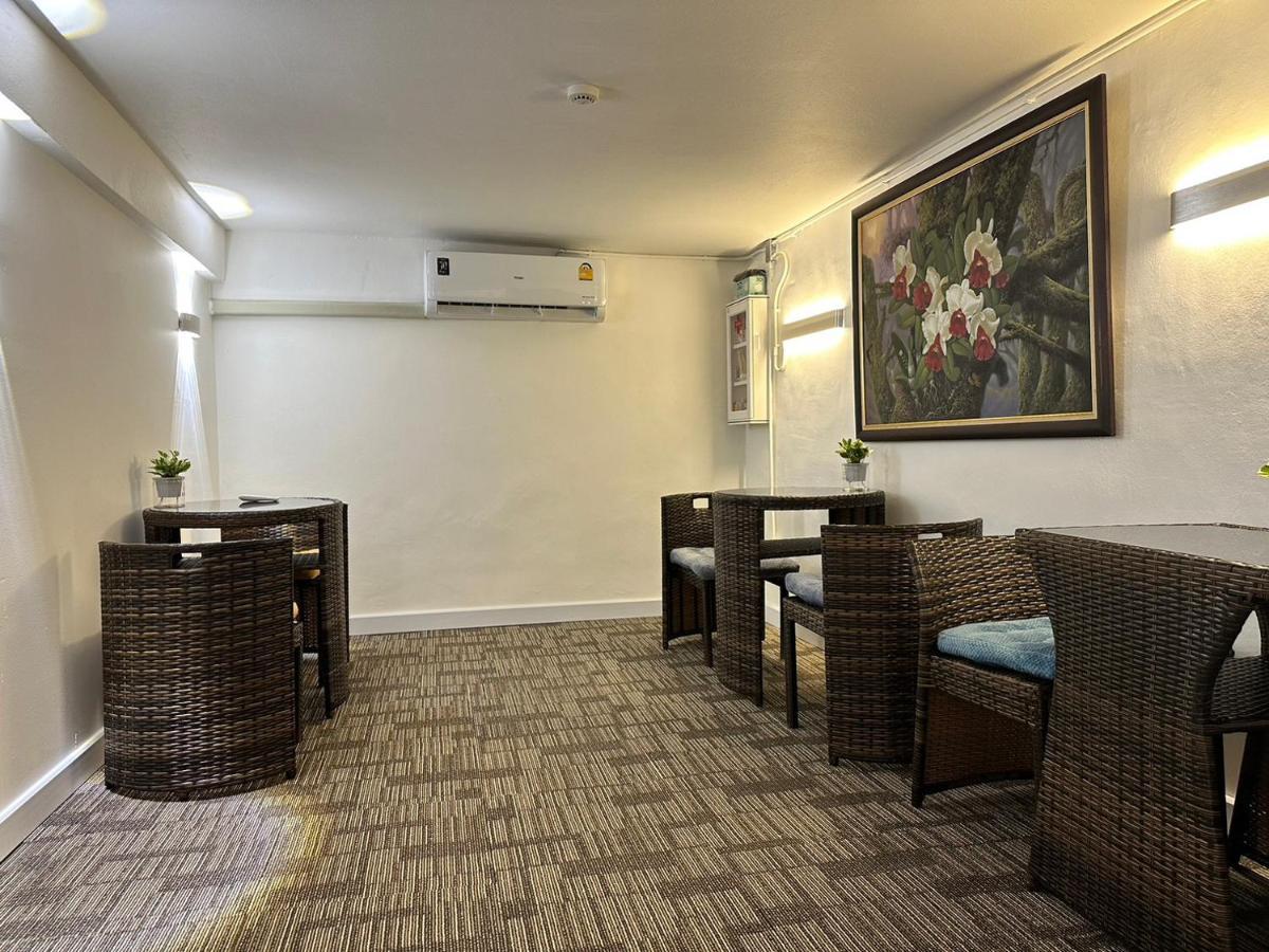 The White Den Sukhumvit 44 Asrama Bangkok