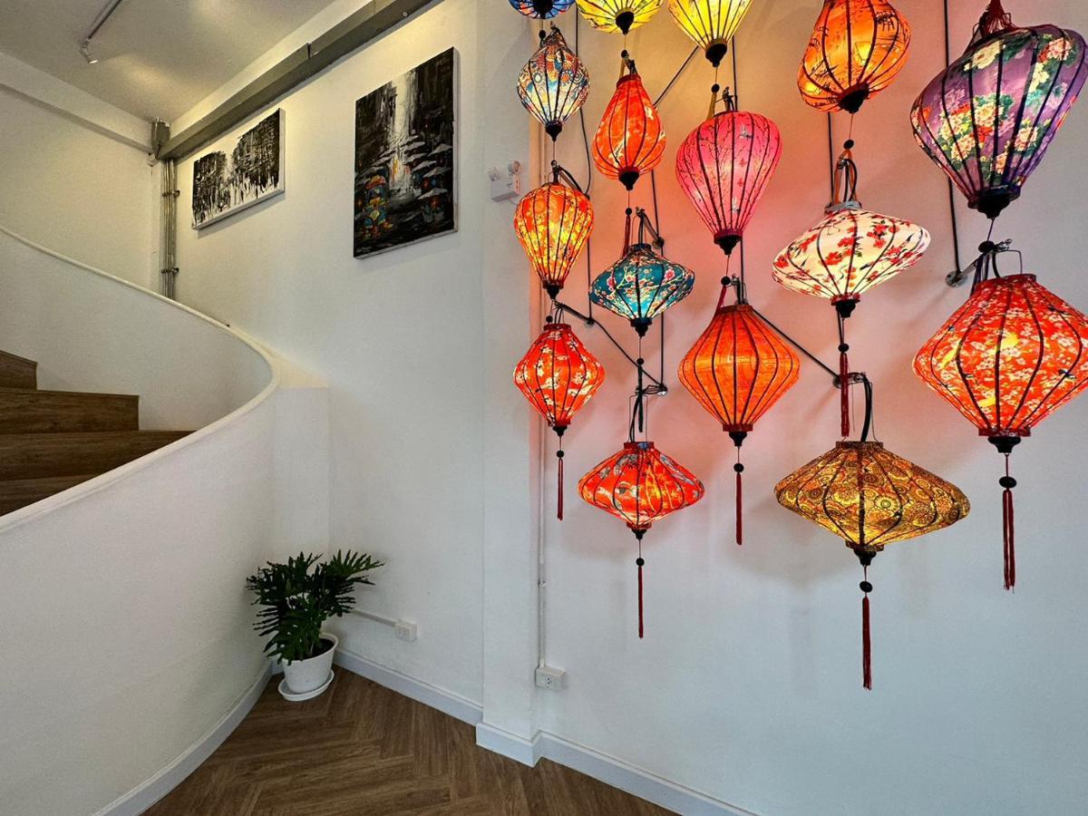 The White Den Sukhumvit 44 Hostel