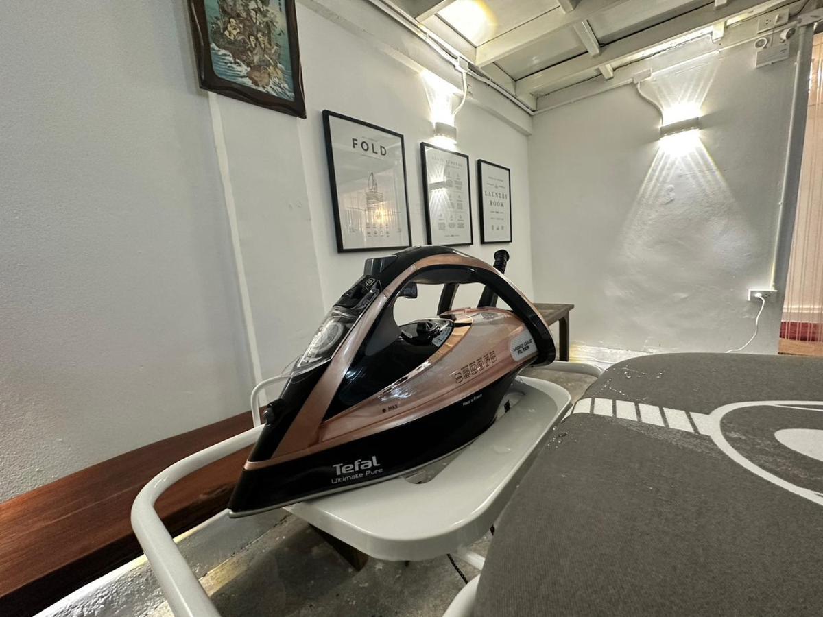 The White Den Sukhumvit 44 Hostel Bangkok