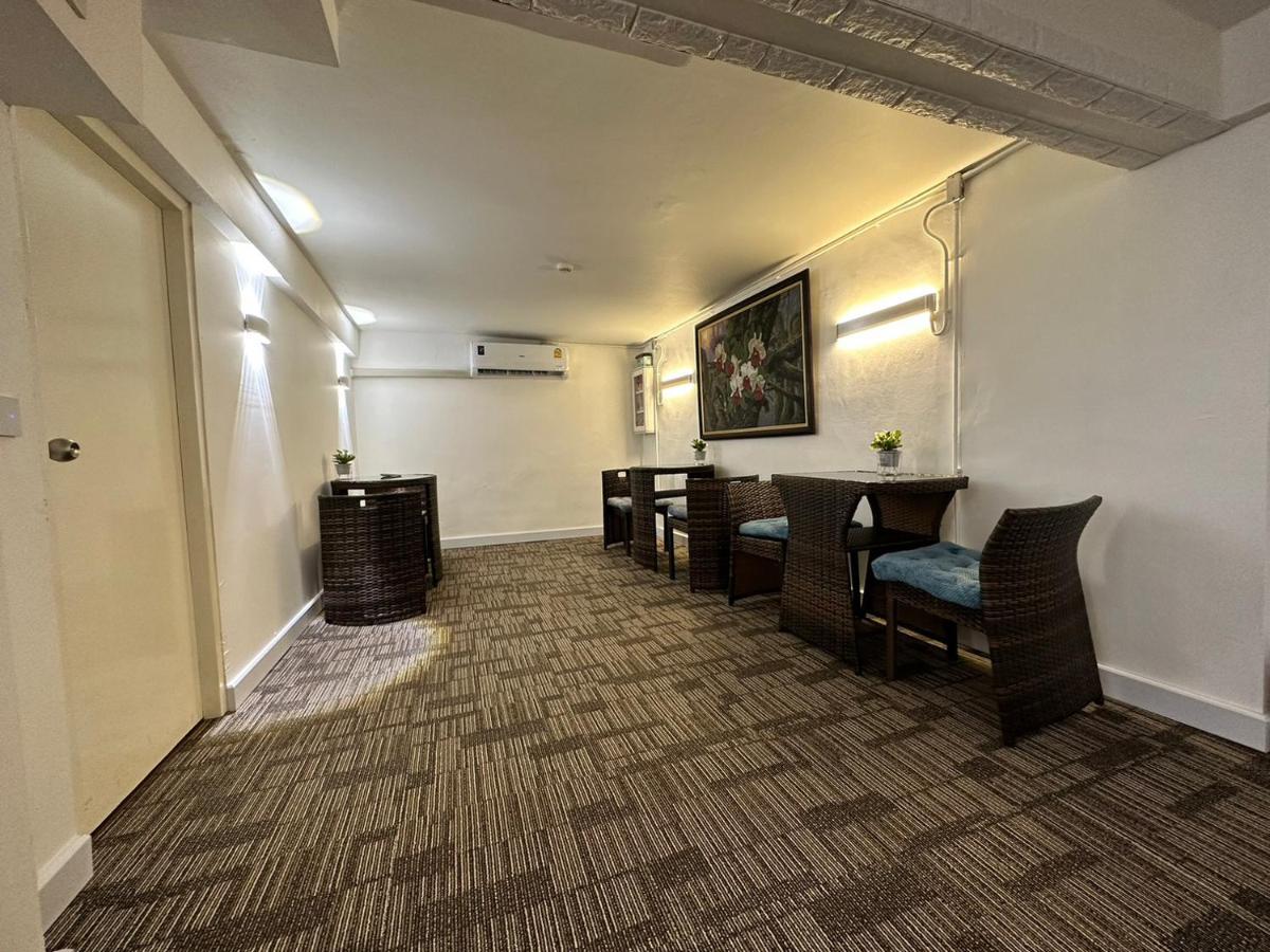 The White Den Sukhumvit 44 Hostel *