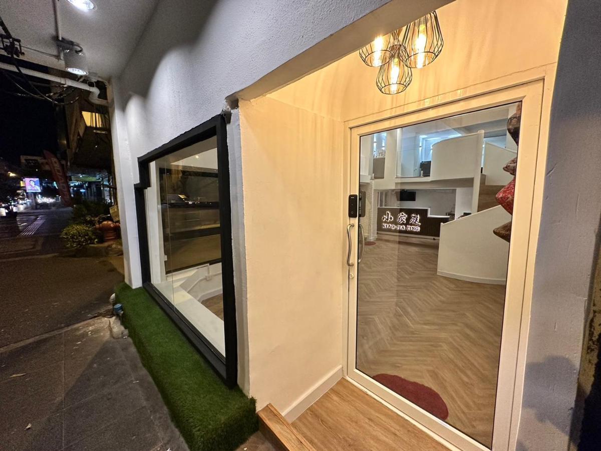 The White Den Sukhumvit 44 Hostel Bangkok