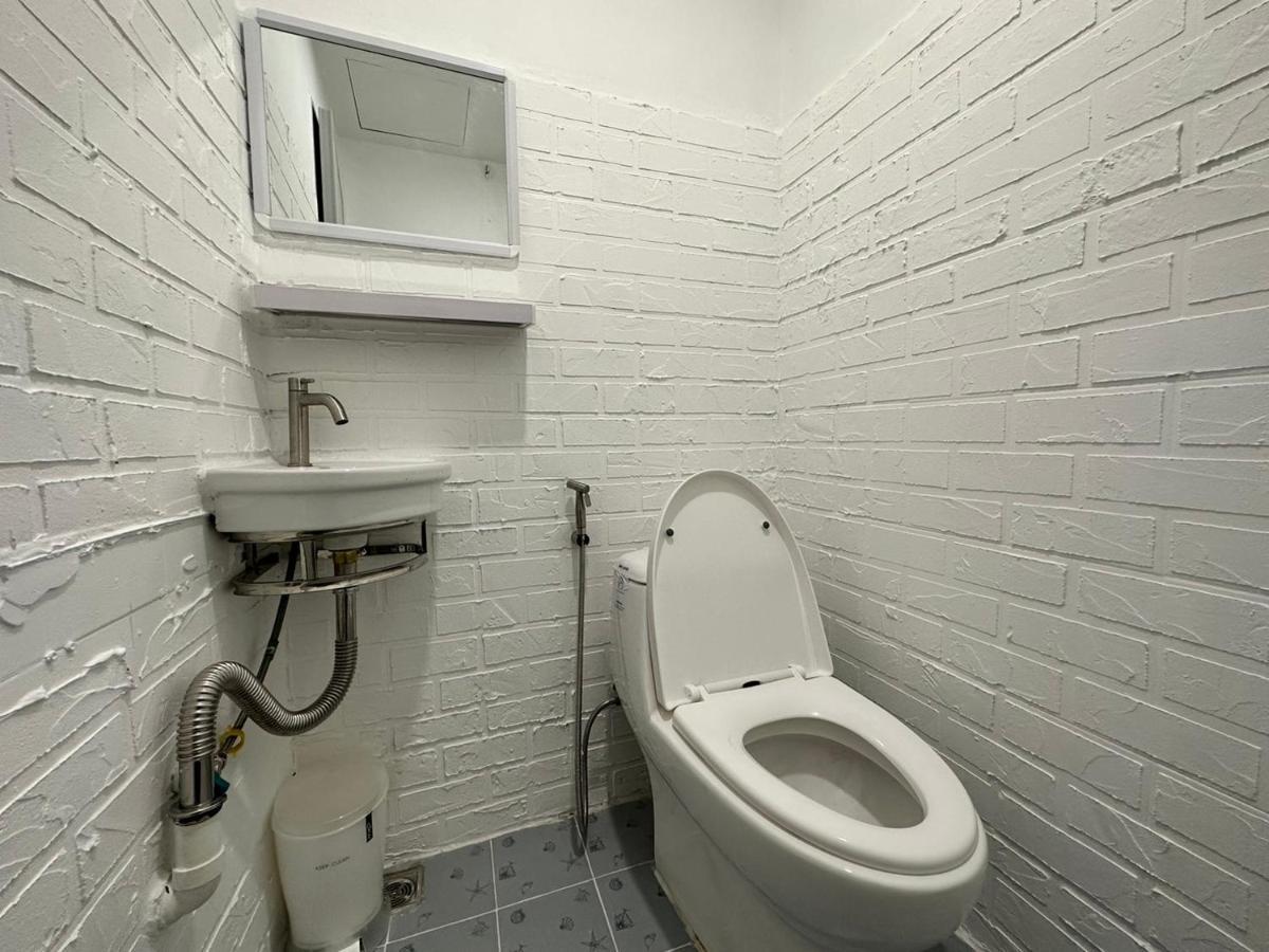 The White Den Sukhumvit 44 Hostel Bangkok