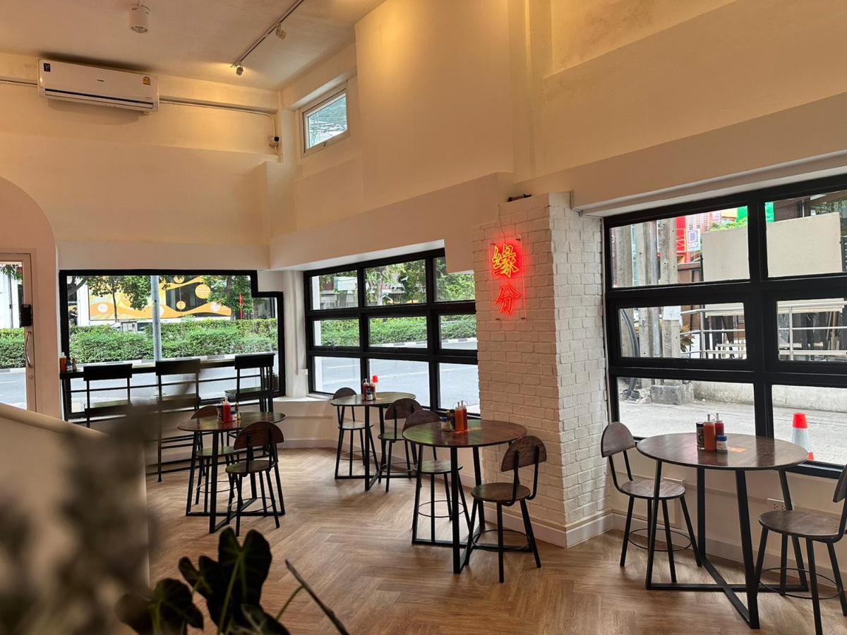 The White Den Sukhumvit 44 Bangkok