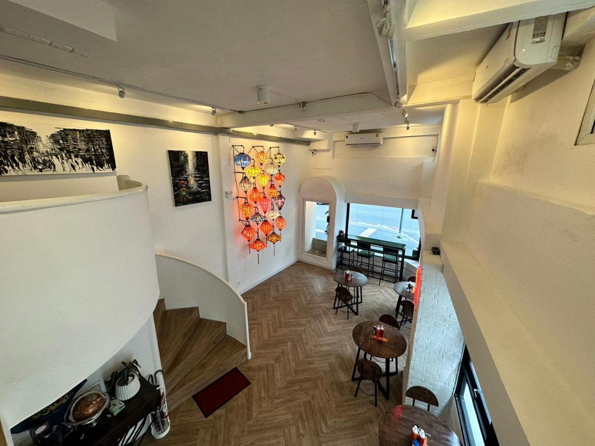 The White Den Sukhumvit 44 Hostel