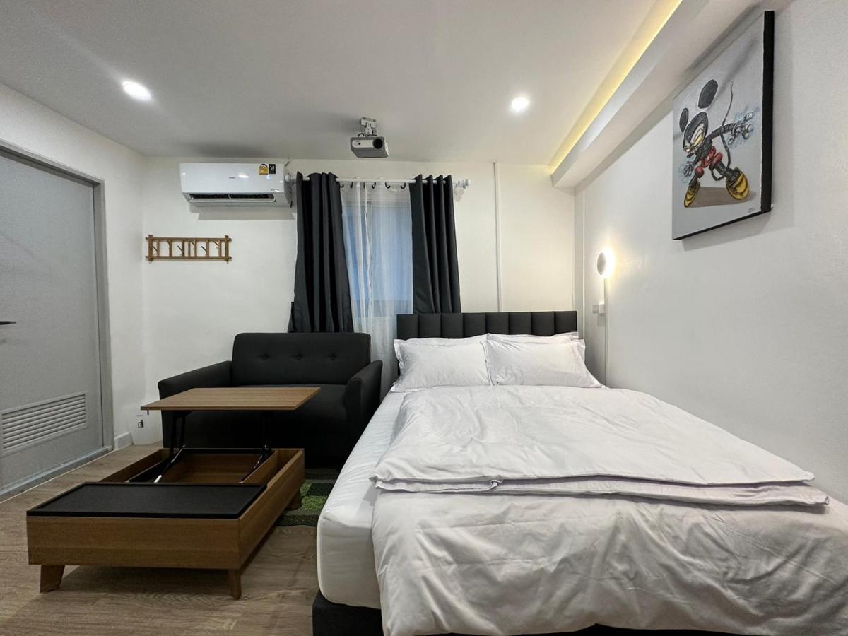 The White Den Sukhumvit 44 Bangkok