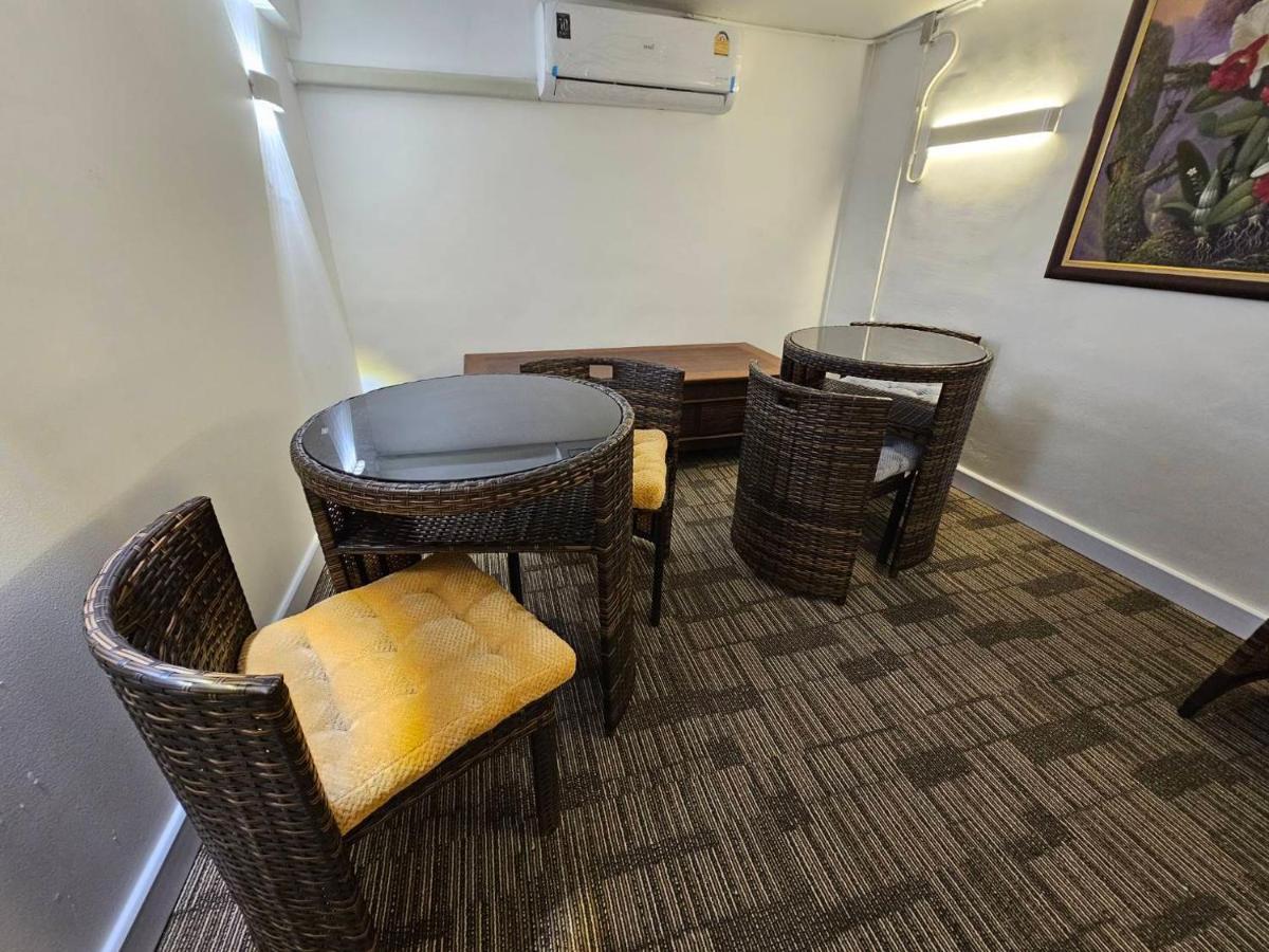 Hostel The White Den Sukhumvit 44