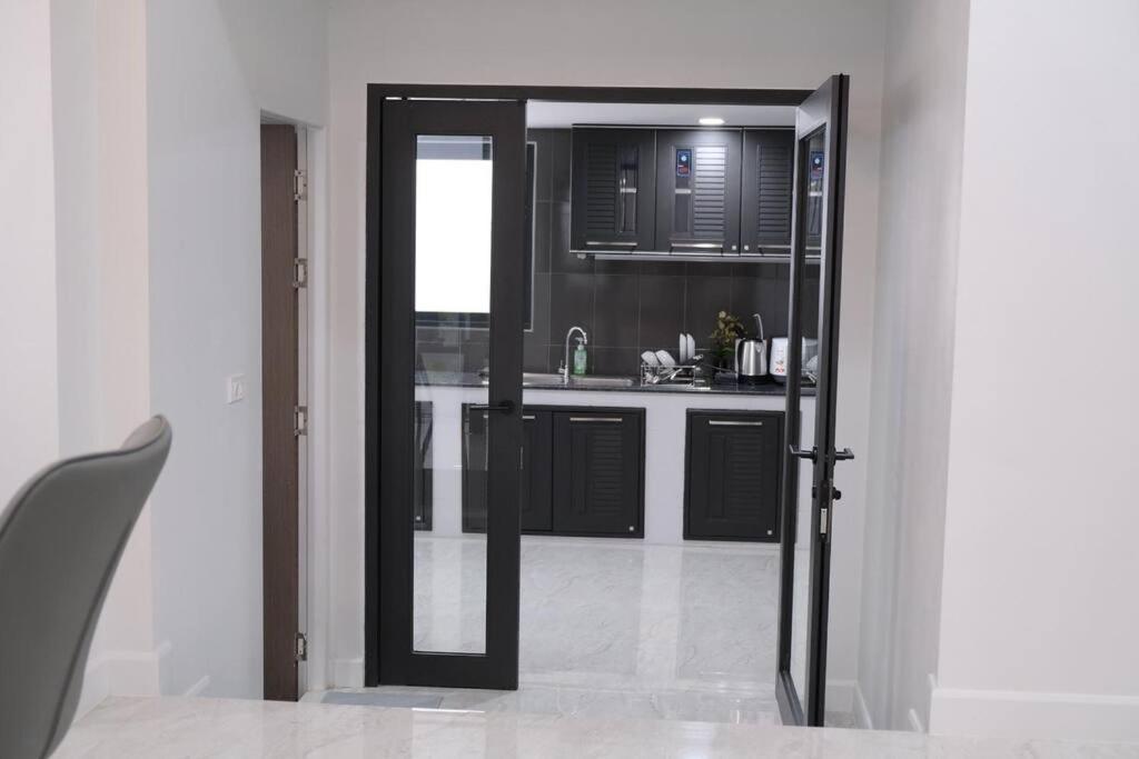Cheri's 5and1 Bedroom Townhouse In Sukhumvit 36 , Bangkok, Near Tonglo Rail Station Villa