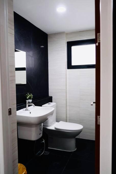 Cheri's 5and1 Bedroom Townhouse In Sukhumvit 36 , Bangkok, Near Tonglo Rail Station
