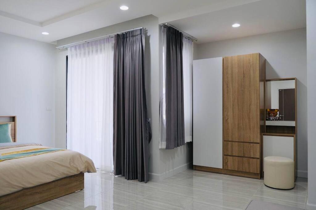 Cheri's 5and1 Bedroom Townhouse In Sukhumvit 36 , Bangkok, Near Tonglo Rail Station Villa
