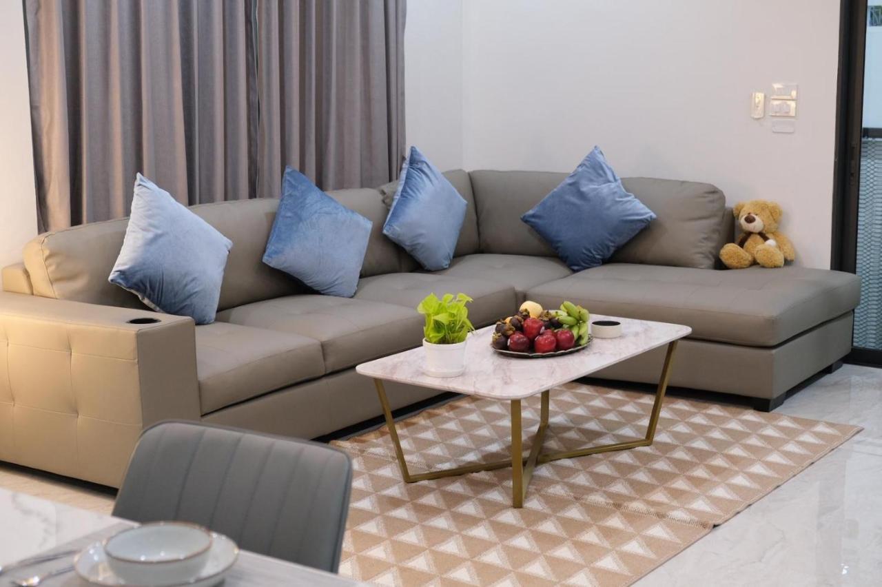 Cheri's 5and1 Bedroom Townhouse In Sukhumvit 36 , Bangkok, Near Tonglo Rail Station Villa