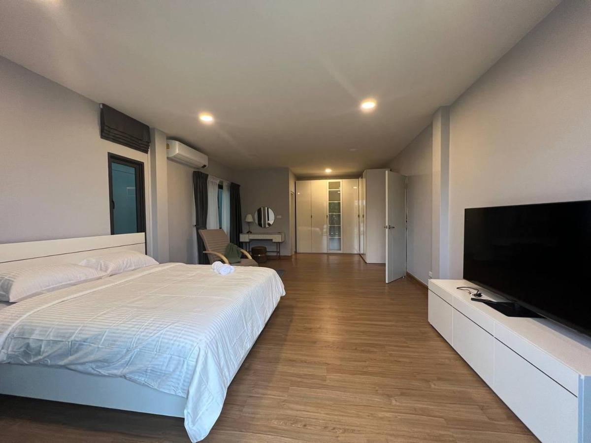 Villa Cheri's Homestay现代两层独栋别墅，4卧4卫，3日送接机1周接送机,近mega邦纳 Bangkok