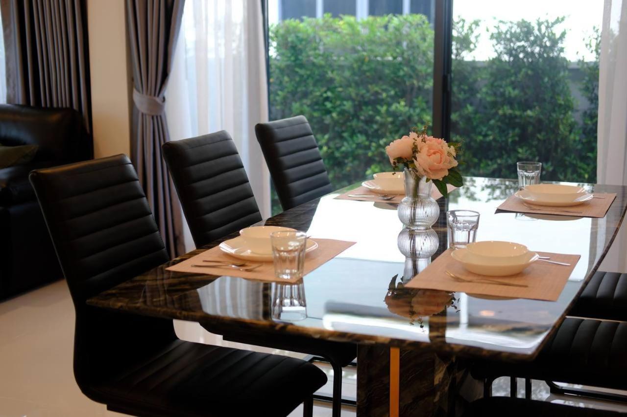 Cheri's Homestay现代两层独栋别墅，4卧4卫，3日送接机1周接送机,近mega邦纳 Villa