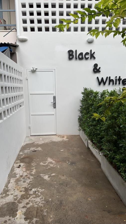 Mr Black & Ms White -self Check In *