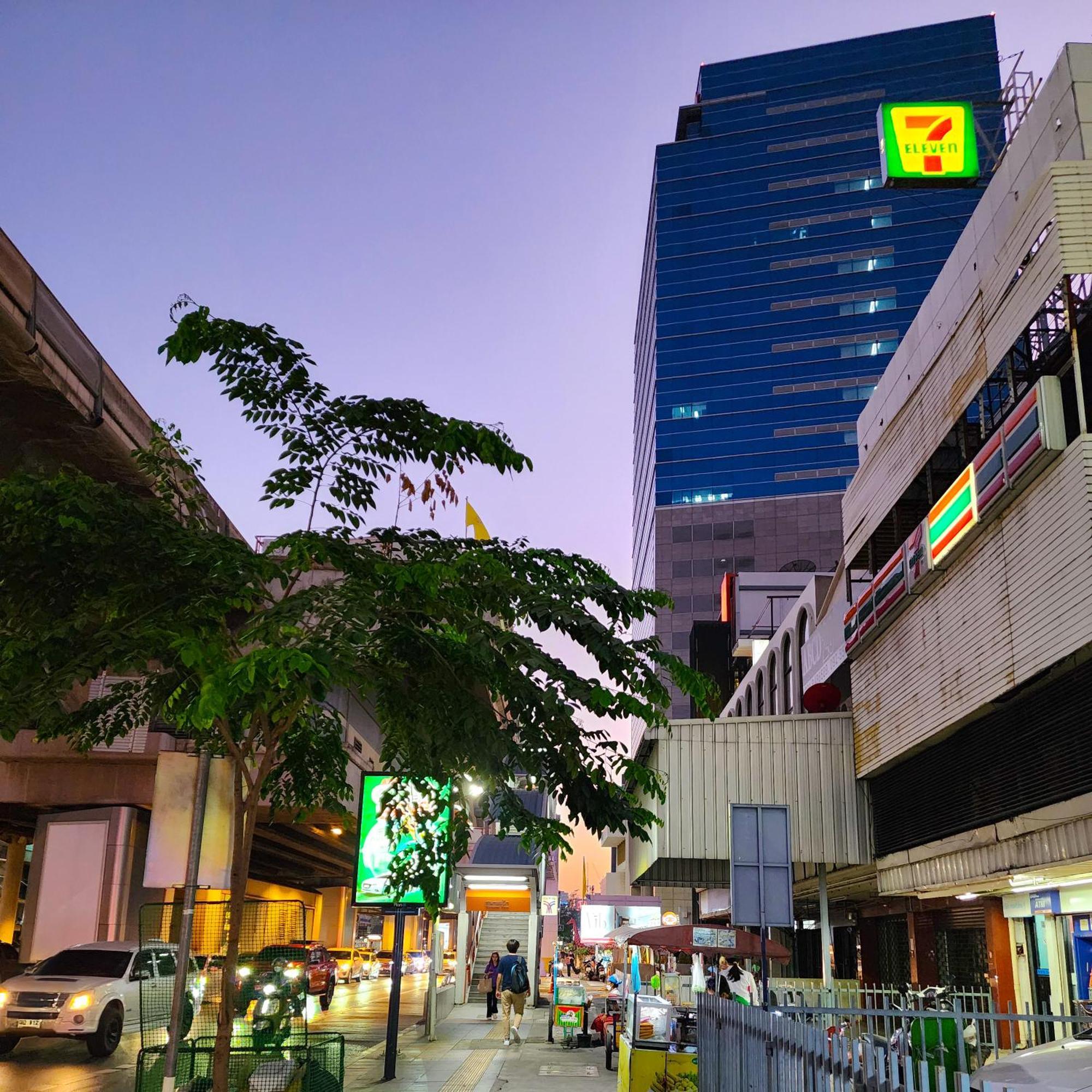 Vic 3 4* Bangkok