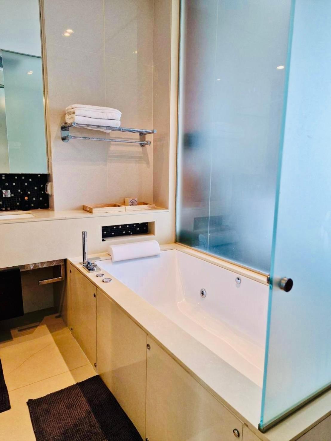 Luxury 1bed 1bath 300m Bts Phrom Phong, Emporium Emsphere Emquartier Apartment Bangkok