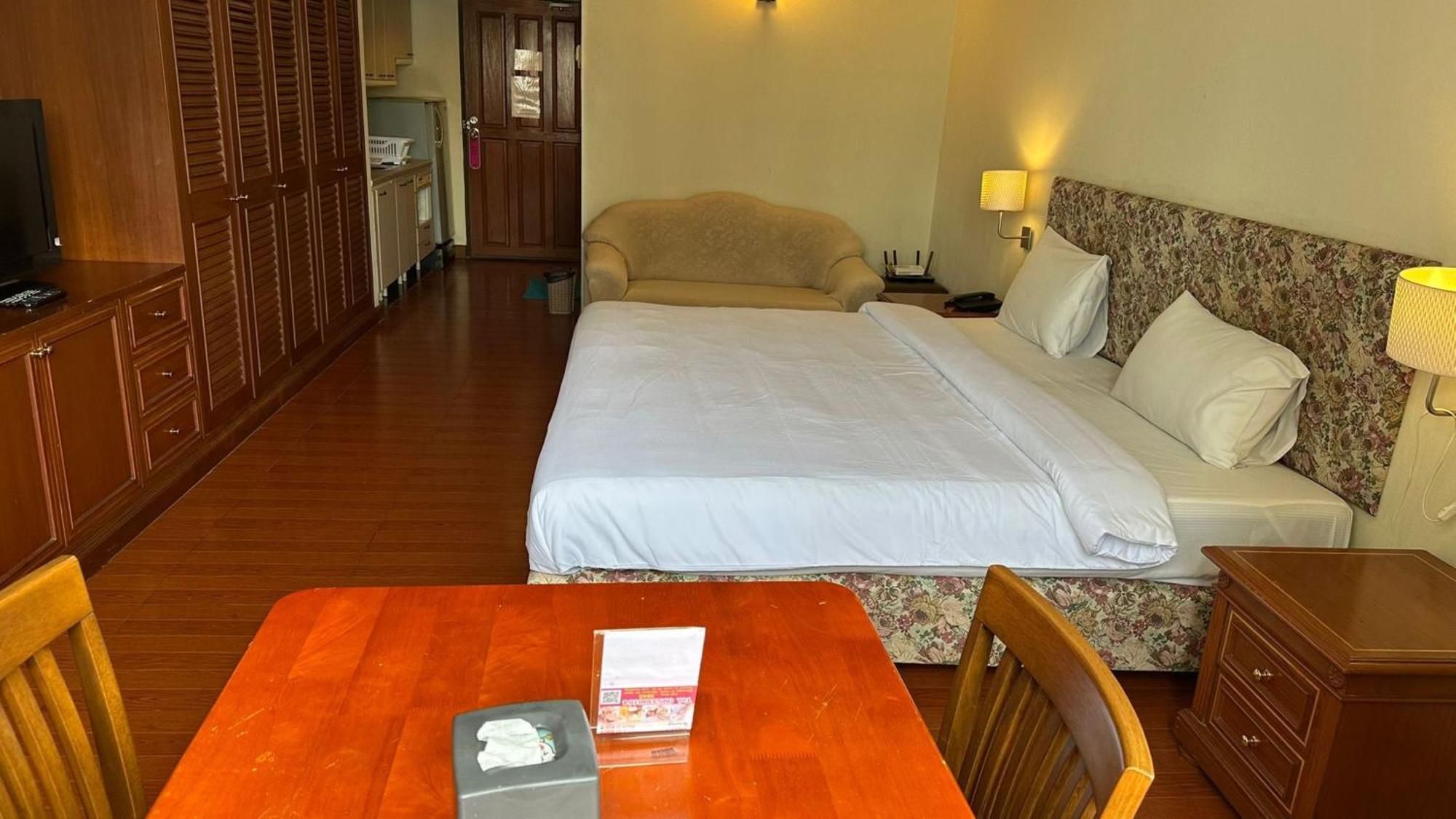 Omni Tower Sukhumvit Soi 4 Direct *