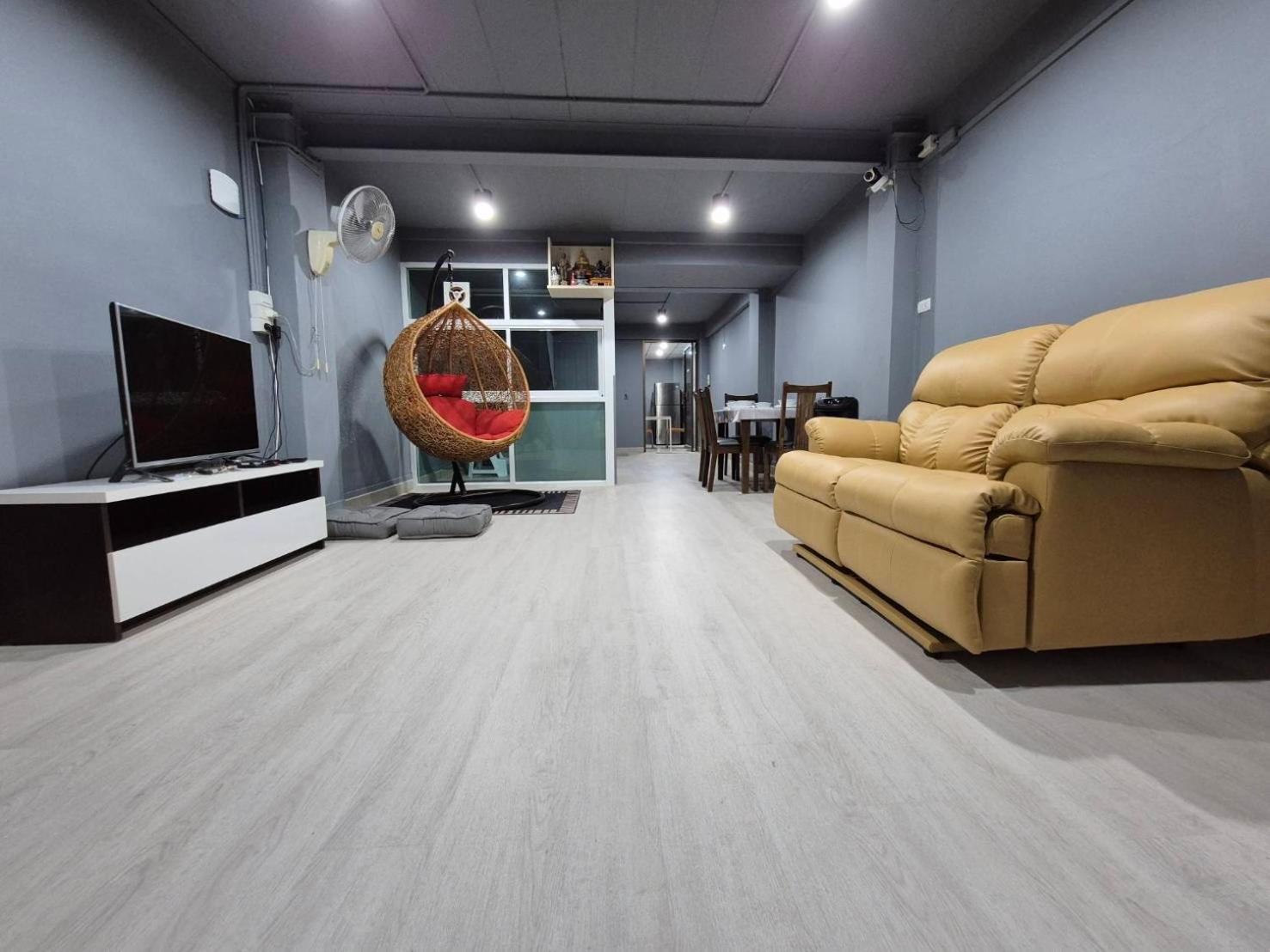 Guest house Chiangmai Vibe, House, 7 Mins To Bts, Center, Private In Sathon, Private Bathroom, Bangkok, Thailand