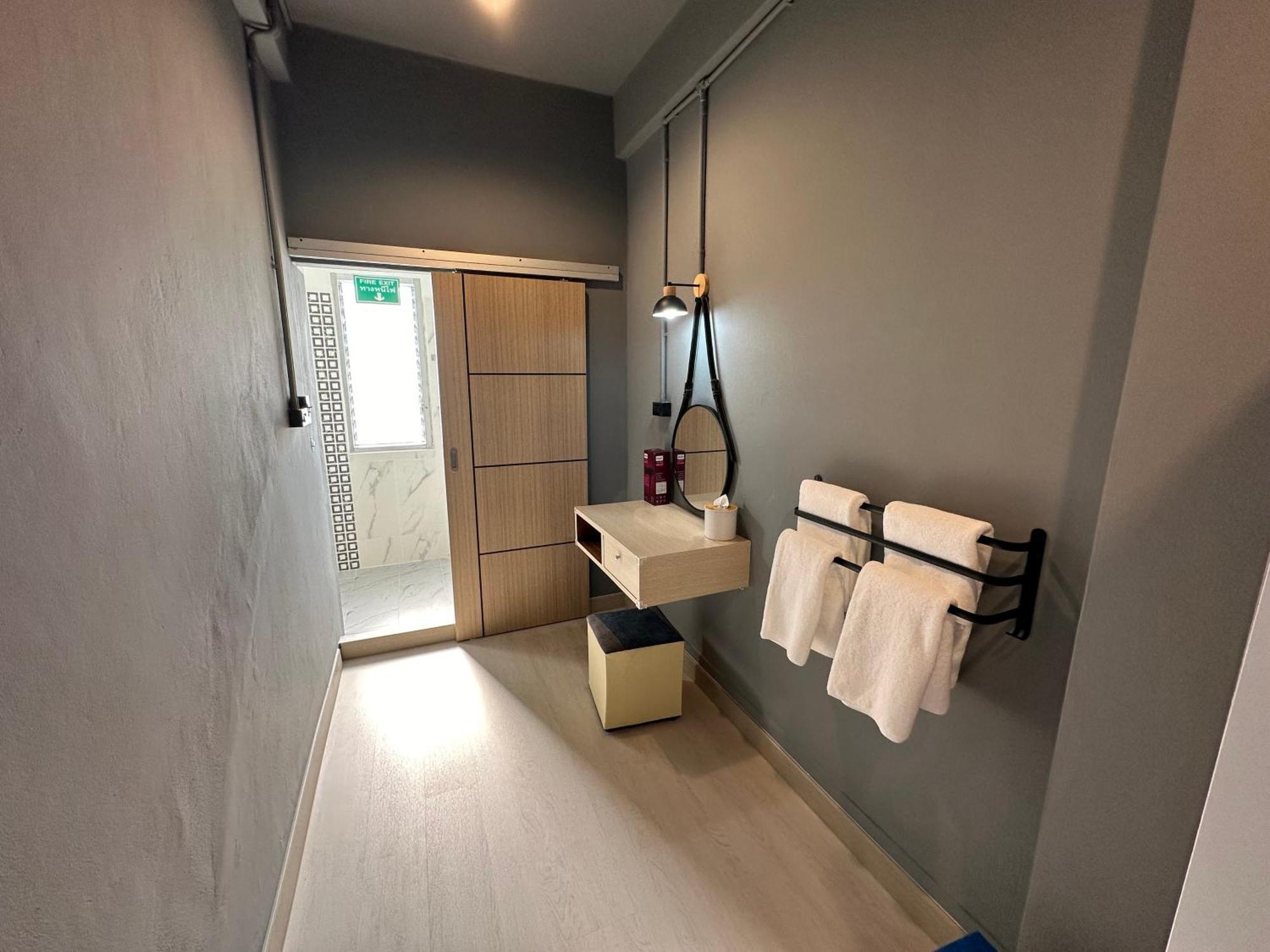 Guest house Chiangmai Vibe, House, 7 Mins To Bts, Center, Private In Sathon, Private Bathroom, Bangkok, Thailand *