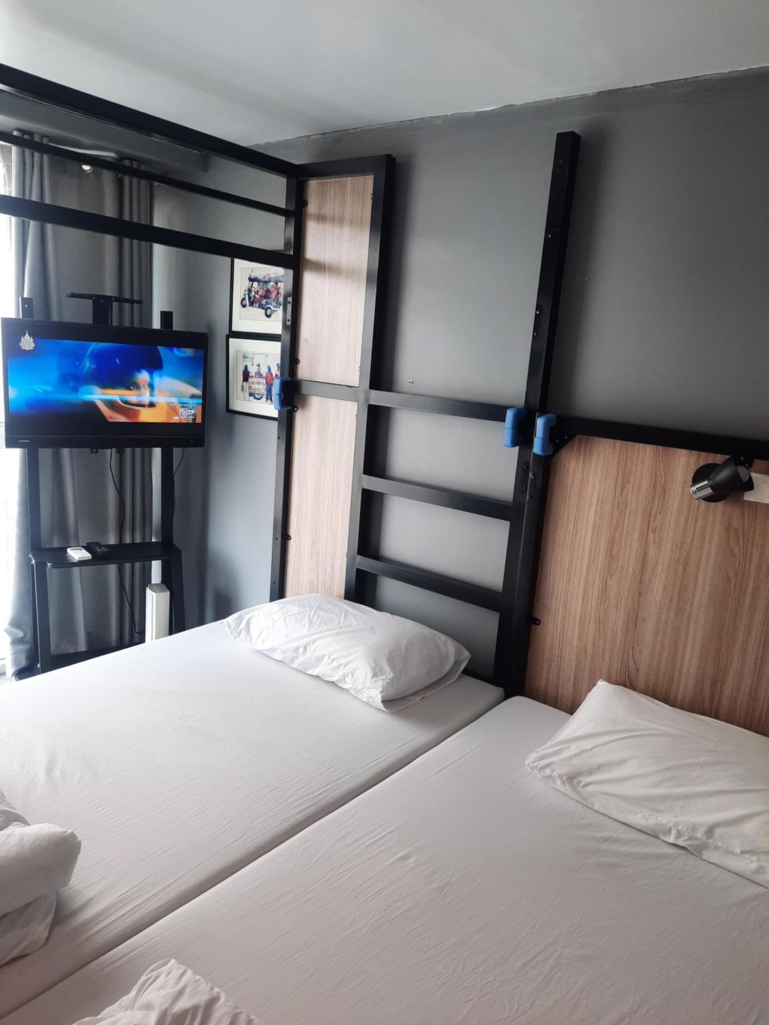 Sleep To Fly & Suvarnabhumi Airport Hostel *