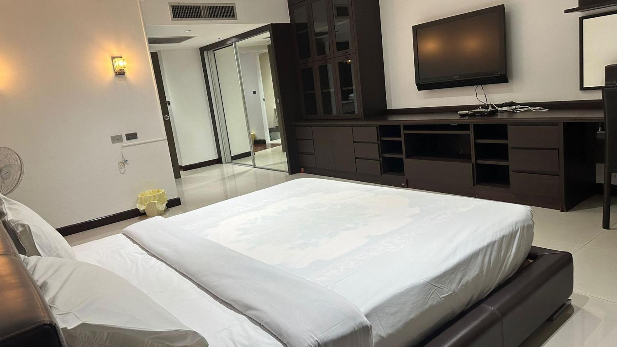 Omni Tower Cozy By Direct *
