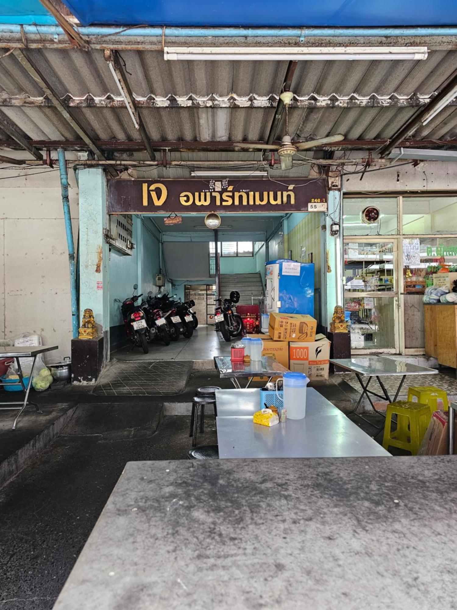 206hiddennest, Local With Street Food Only 15 Min Walk To Skytrain Apartment *