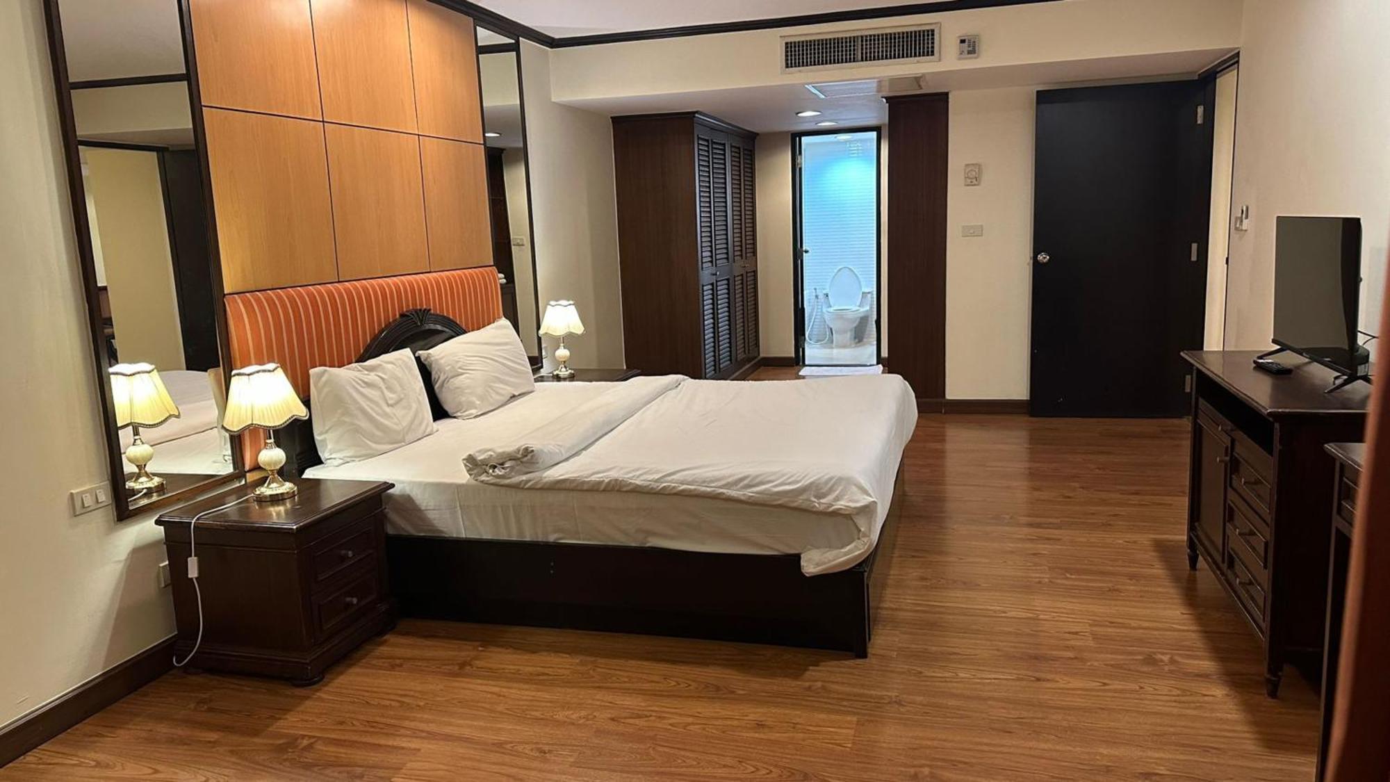 Omni Tower Sukhumvit Soi 4 Direct * Bangkok