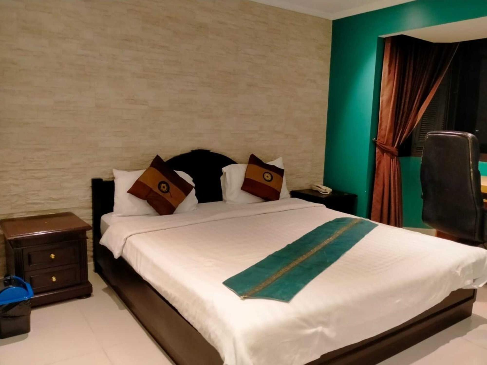 Omni Tower Sukhumvit Soi 4 Direct *