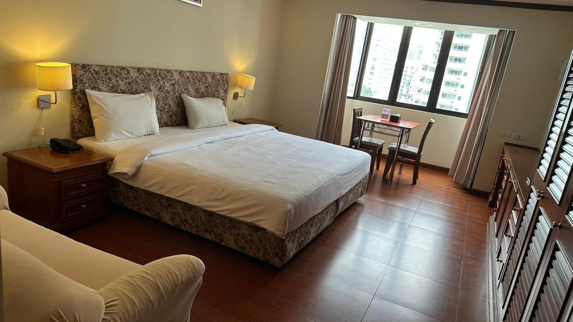 Omni Tower Sukhumvit Soi 4 Direct Apartment