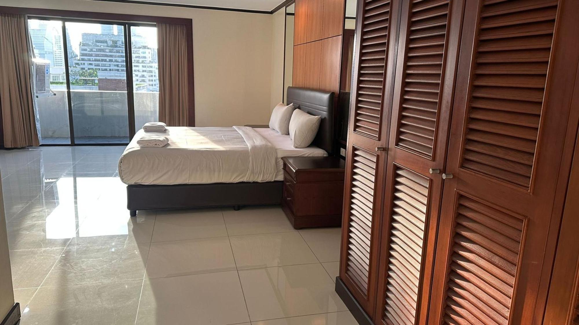 Omni Tower Sukhumvit Soi 4 Direct Apartment *