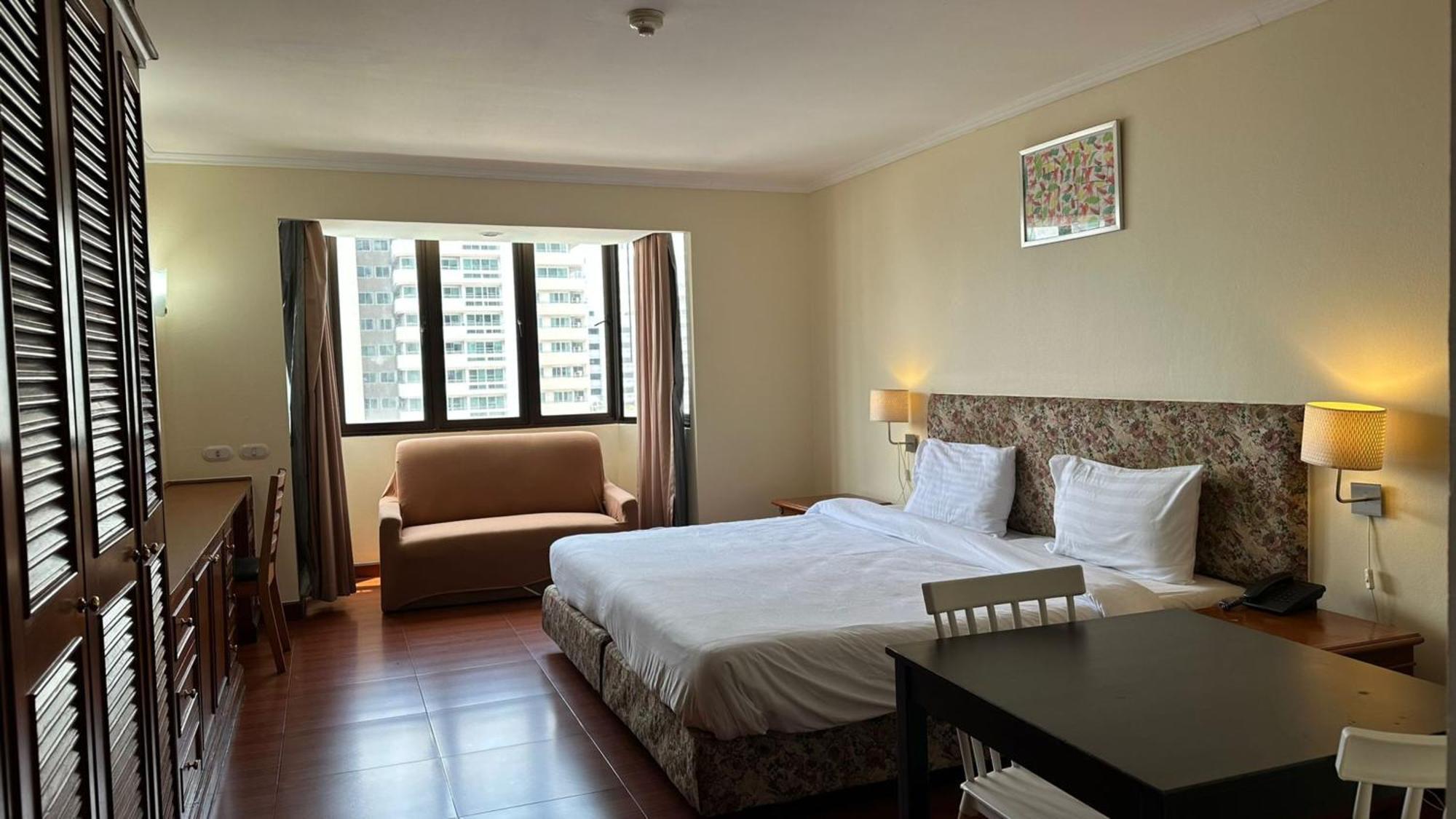 Omni Tower Sukhumvit Soi 4 Direct *