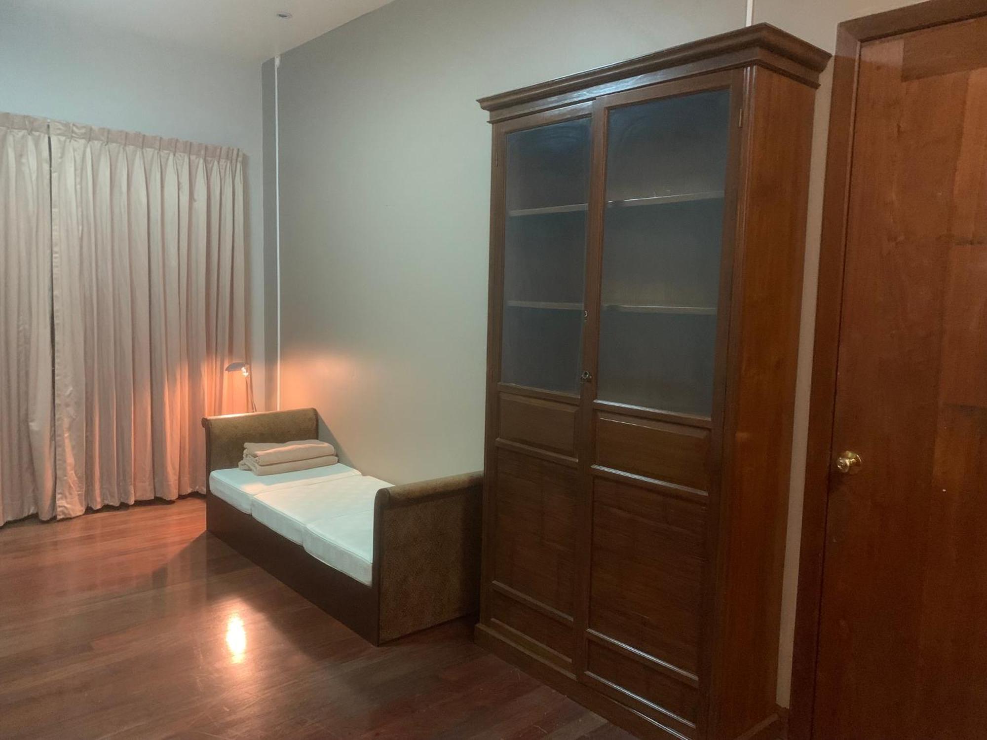 Tanwa - Mrt Ratchadapisek Guest house