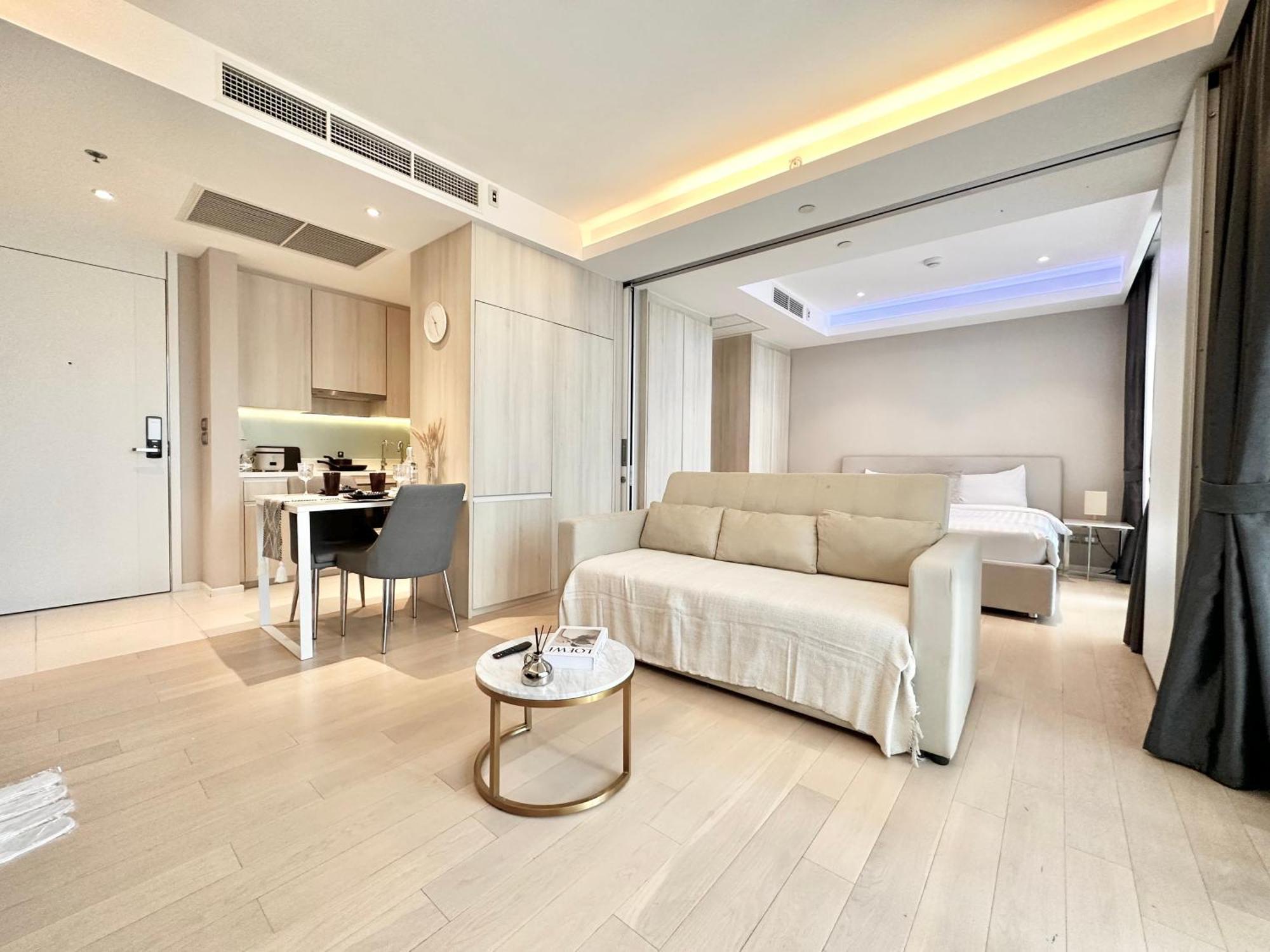 Apartment Sukhumvit 11#luxury#pool#gym#bts Nana&mrt Sukhumvit#1br#max4ppl Bangkok