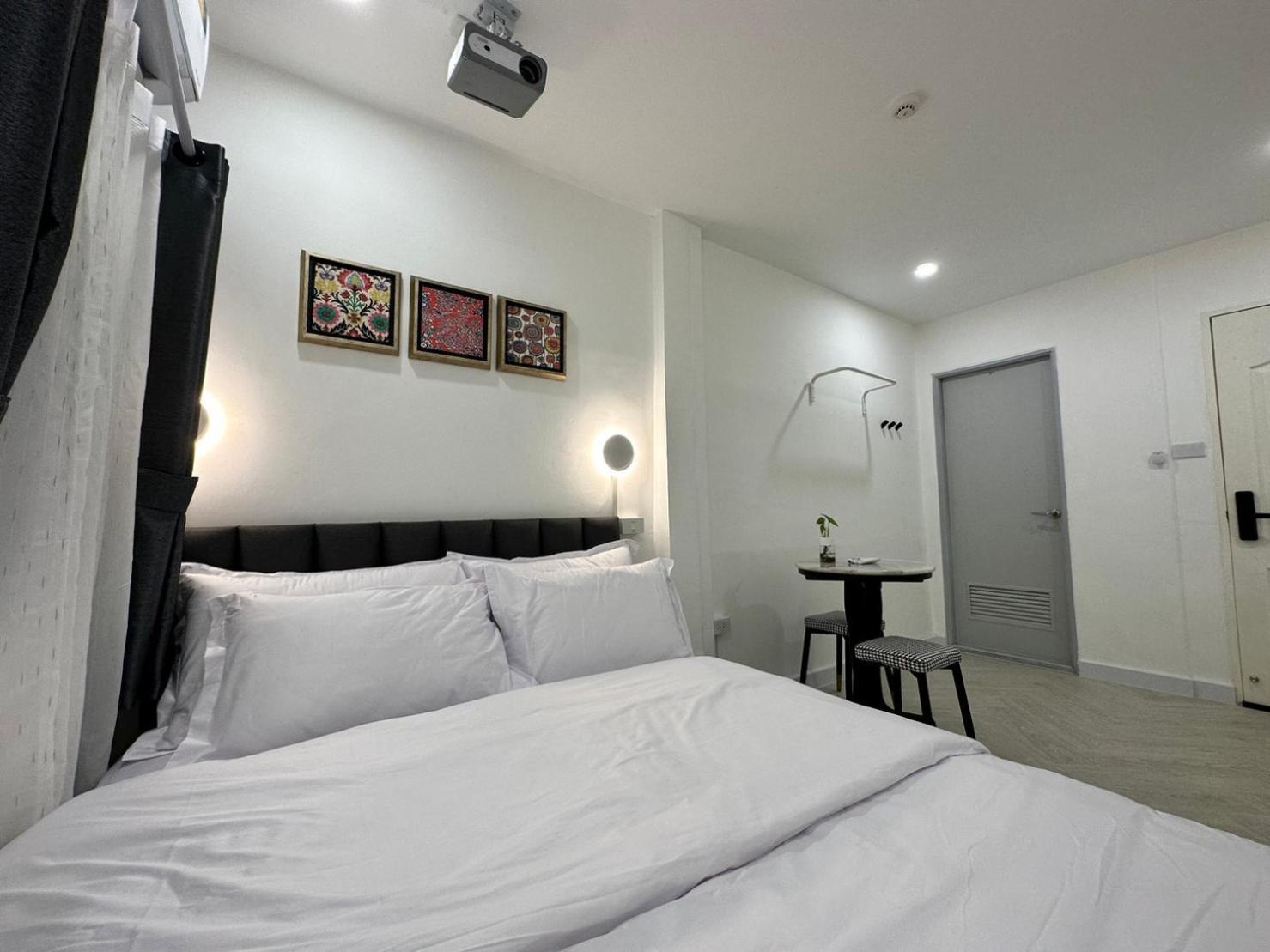 The White Den Sukhumvit 44 Hostel *