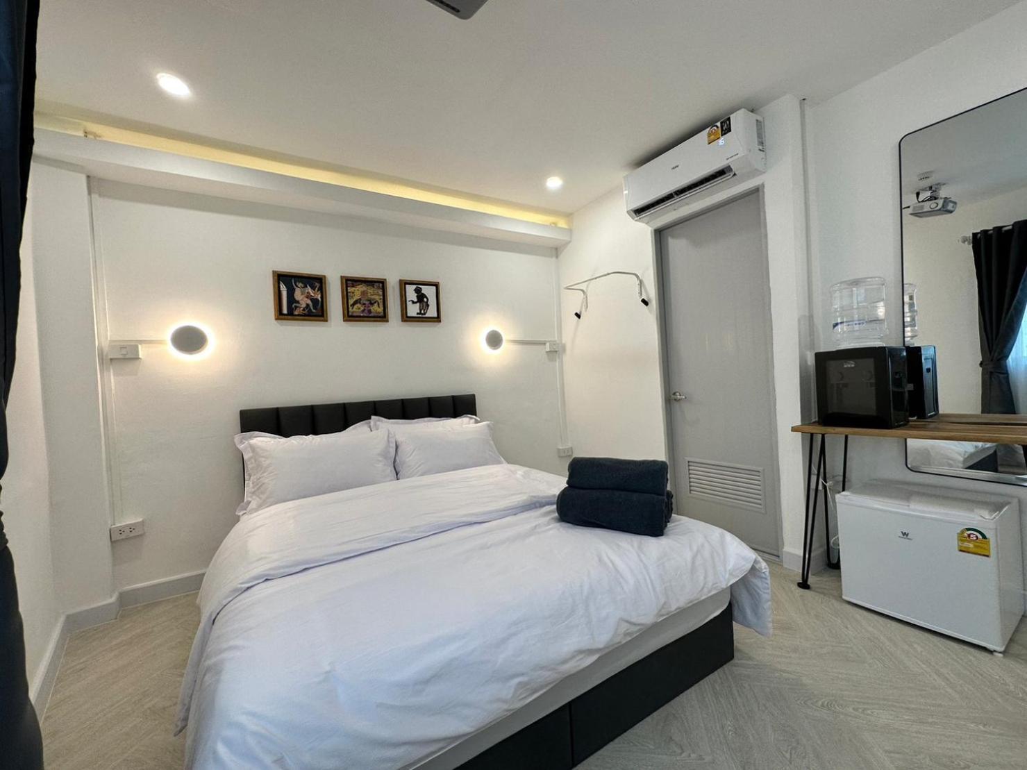 The White Den Sukhumvit 44 Hostel *
