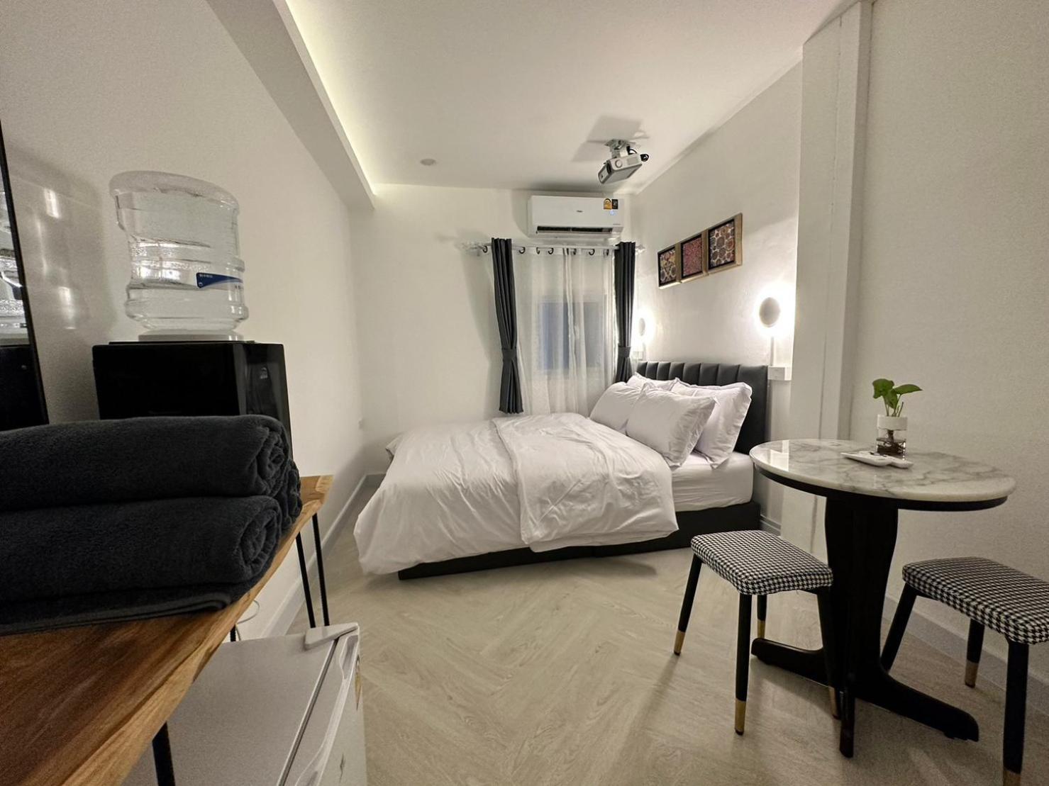 The White Den Sukhumvit 44 *