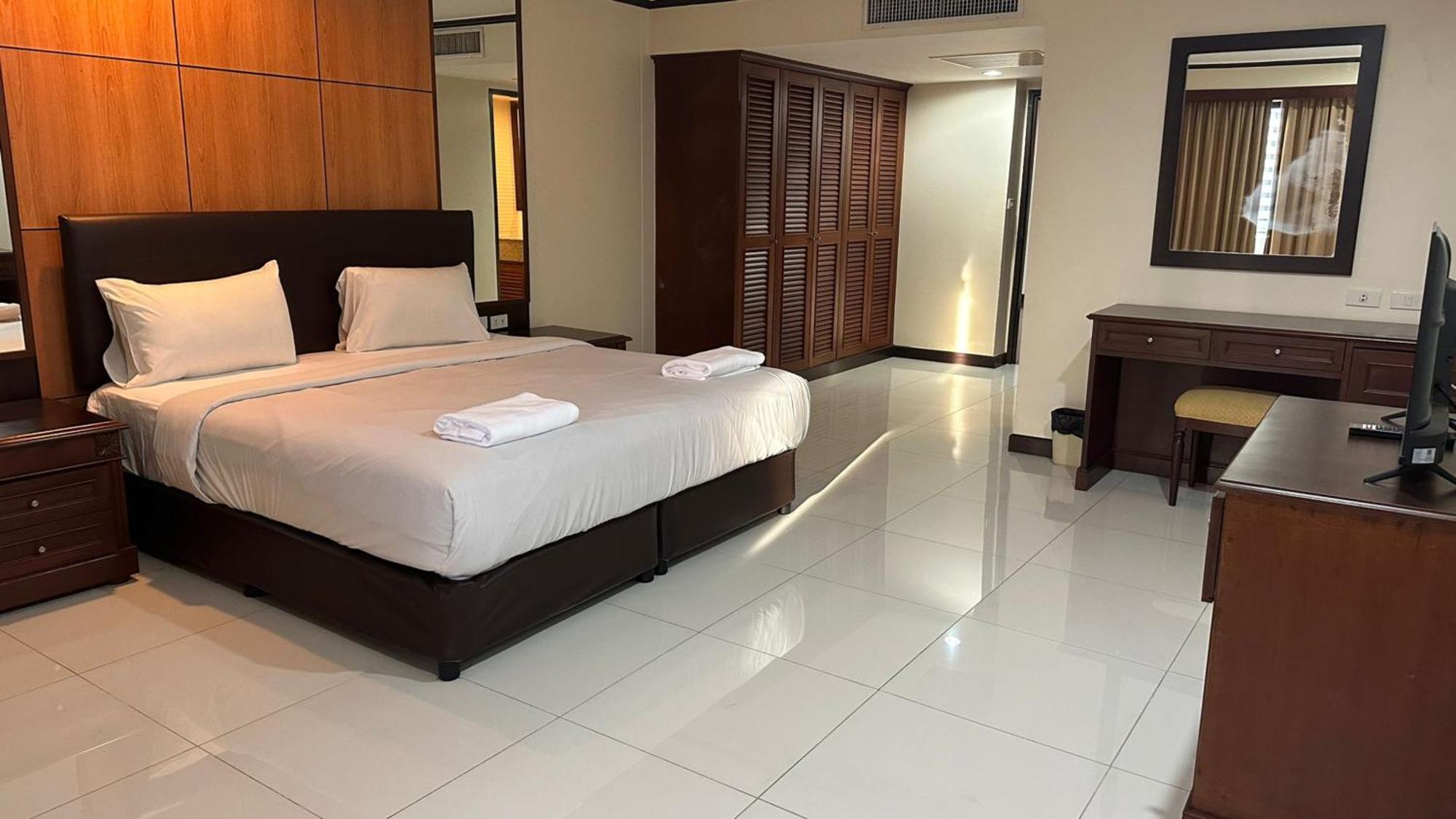 Apartment Omni Tower Cozy By Direct Bangkok