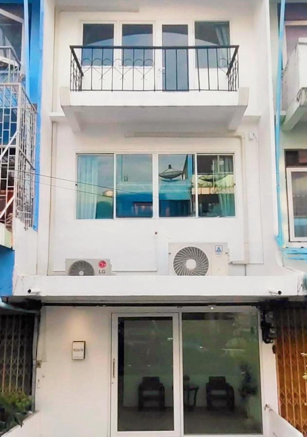 Whole 3-storey House Right In The Local Community. Apartment *
