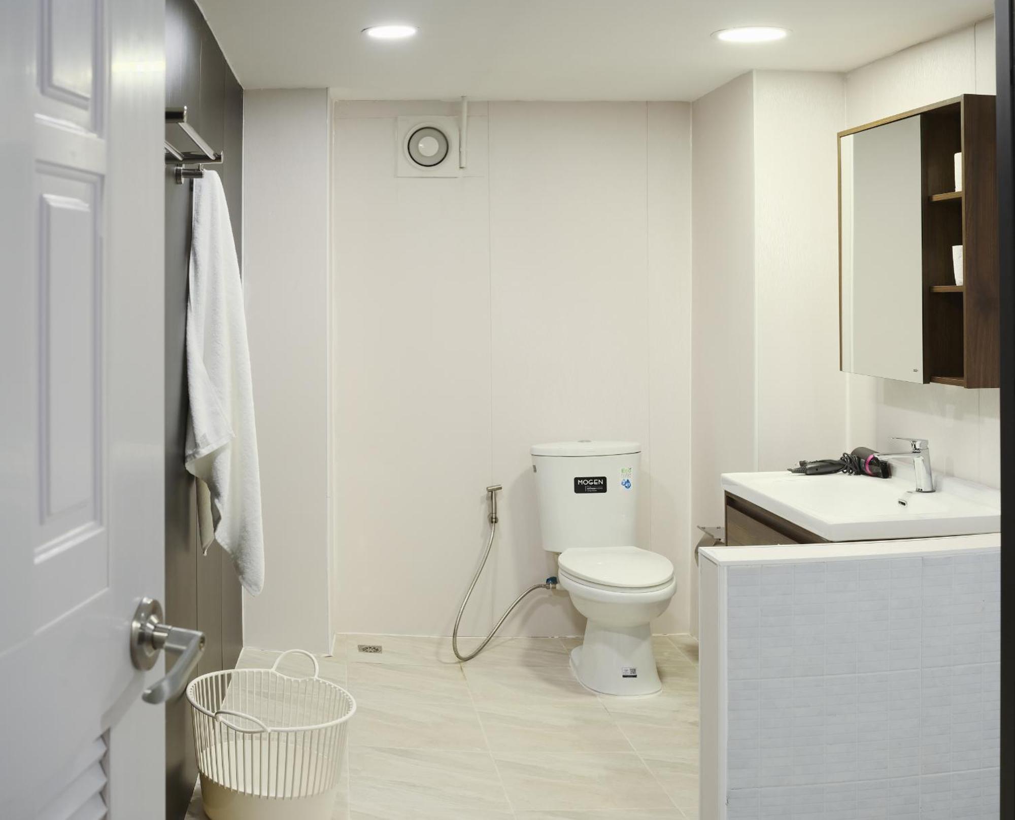 Hidden Gems In China Town, 2br Apartment
