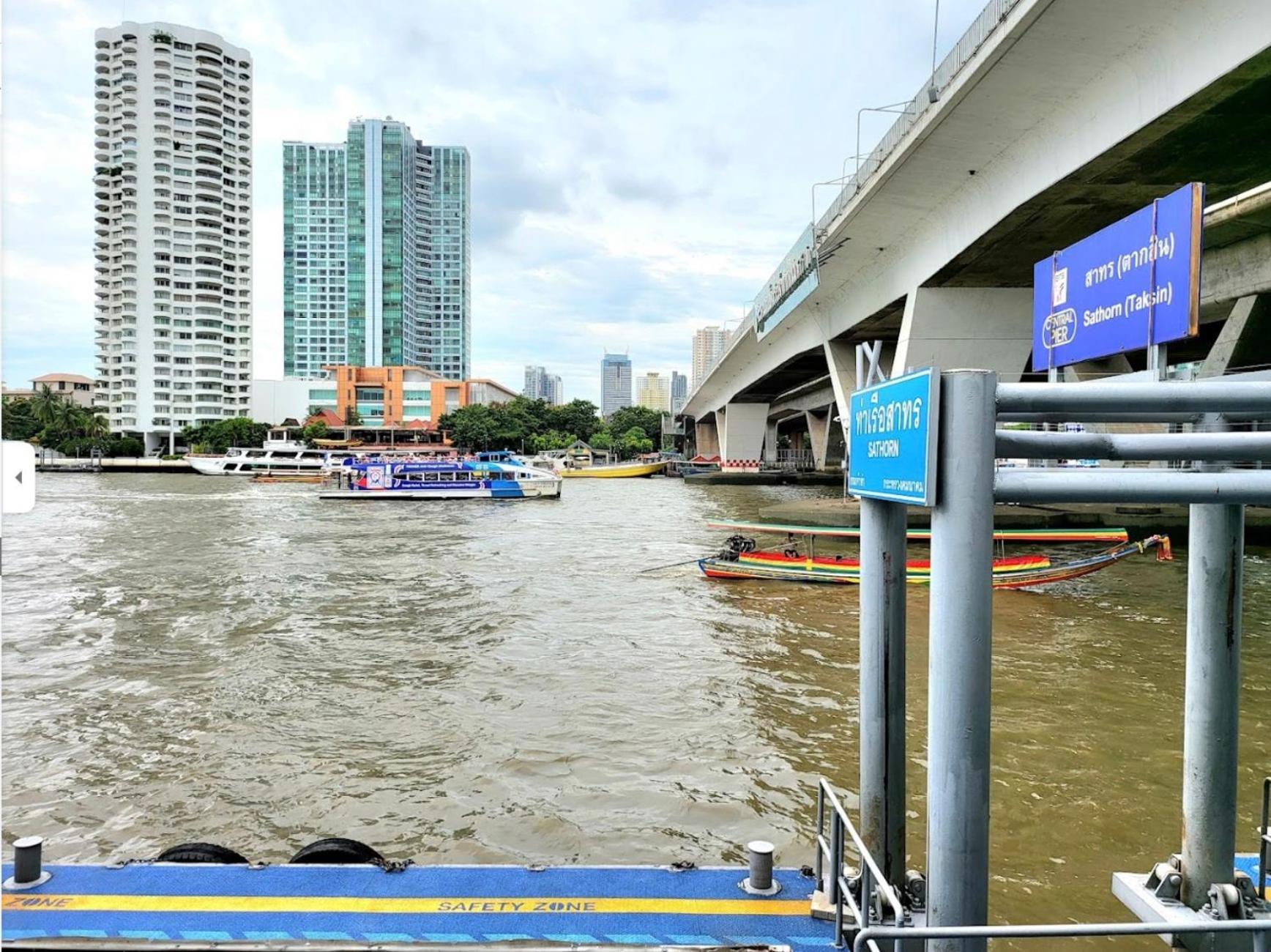 Luxurious River View With Train Access